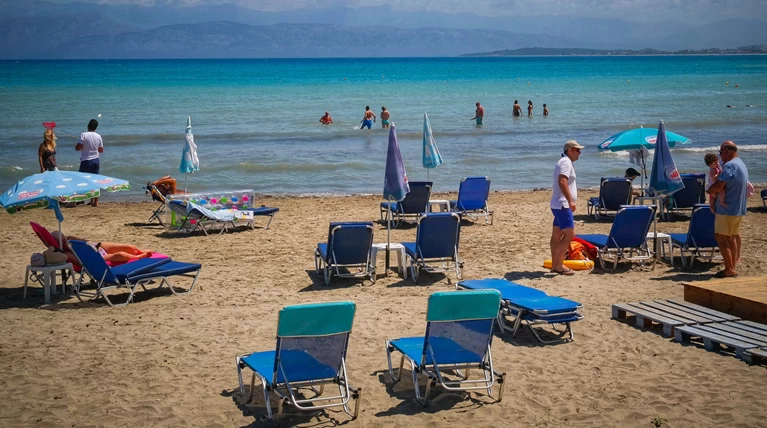 Θερμά τα νερά του Αιγαίου, ψυχρά για την εποχή στο Ιόνιο