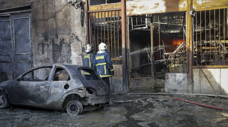 Υπό μερικό έλεγχο η πυρκαγιά στη βιοτεχνία με κεριά