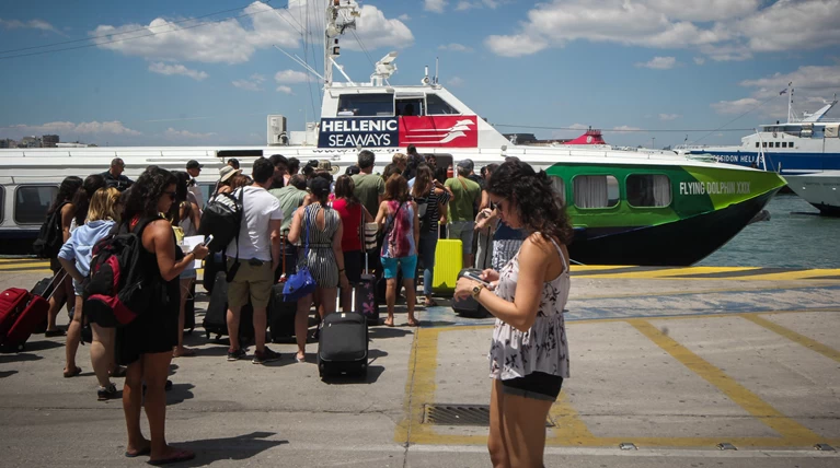 Όπου φύγει φύγει: Χιλιάδες επιβάτες στα λιμάνια της Αττικής