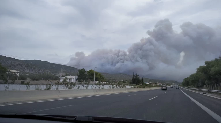 Εκτροπή της κυκλοφορίας στην Αθηνών-Κορίνθου λόγω της φωτιάς