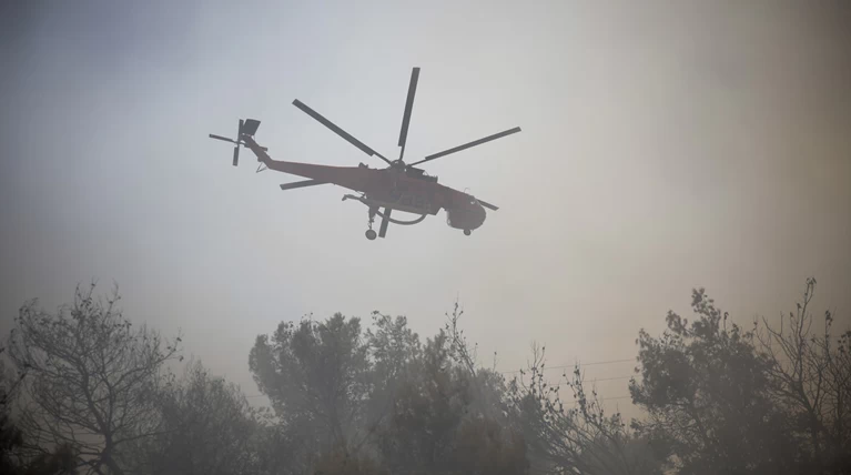 Φωτιά στην Κινέτα: Σε ετοιμότητα οι Ένοπλες Δυνάμεις