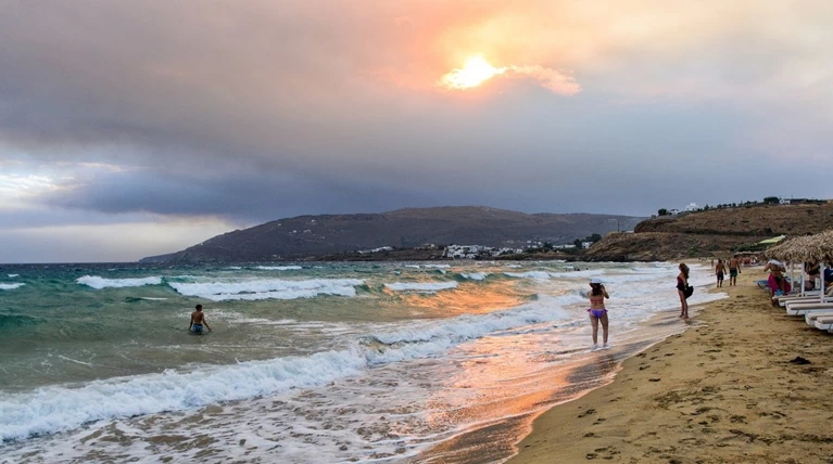 Απίστευτες εικόνες: Ορατή από Άνδρο η φωτιά στην Αττική -φωτό