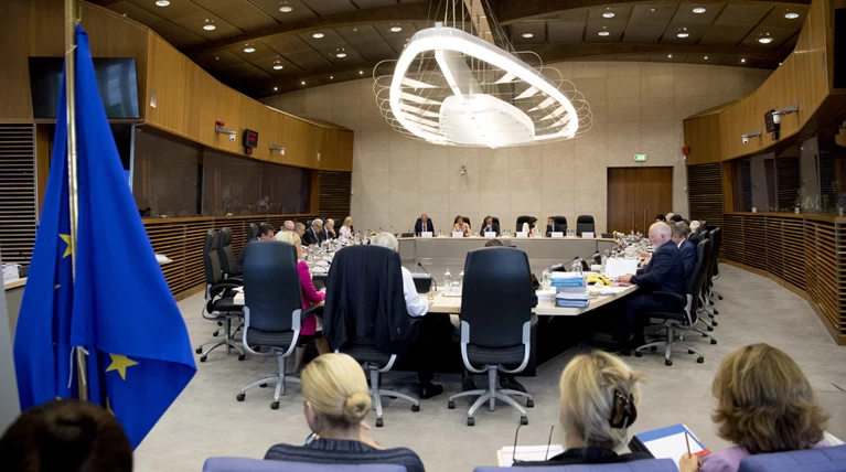 Οι προτάσεις της Κομισιόν για τα ελεγχόμενα κέντρα μεταναστών