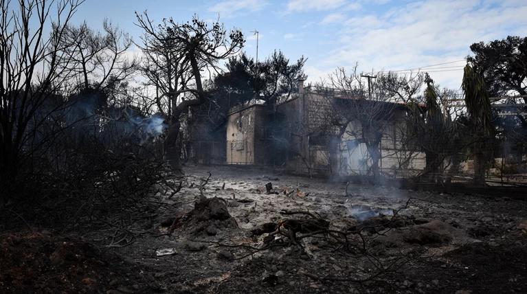 Σκηνικό πολέμου από την πύρινη λαίλαπα στο Μάτι- Μαρτυρίες σοκ