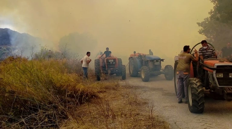 Σε εξέλιξη η πυρκαγιά στον Κακόπετρο Χανίων