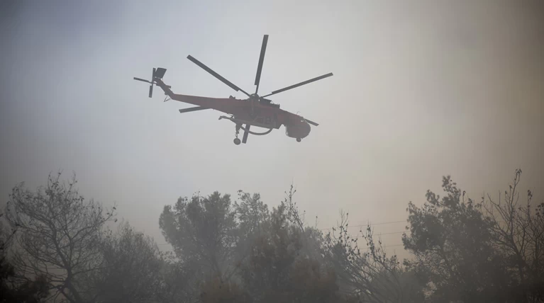 Σε ύφεση οι πυρκαγιές στα μέτωπα της Κινέτας και της Καλλιτεχνούπολης