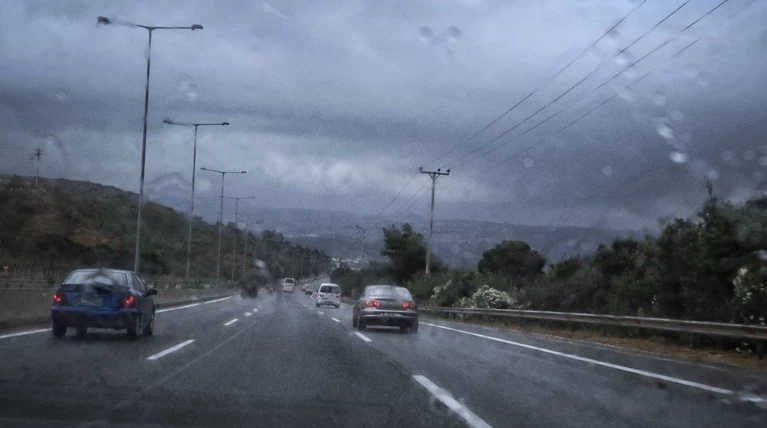 Νεροποντή: Κλήσεις στην Πυροσβεστική και διακοπές ρεύματος στην Αττική