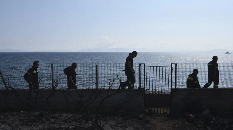 Περίσσευμα αλληλεγγύης και προσφοράς στο Μάτι-Συνεχίζονται οι έρευνες