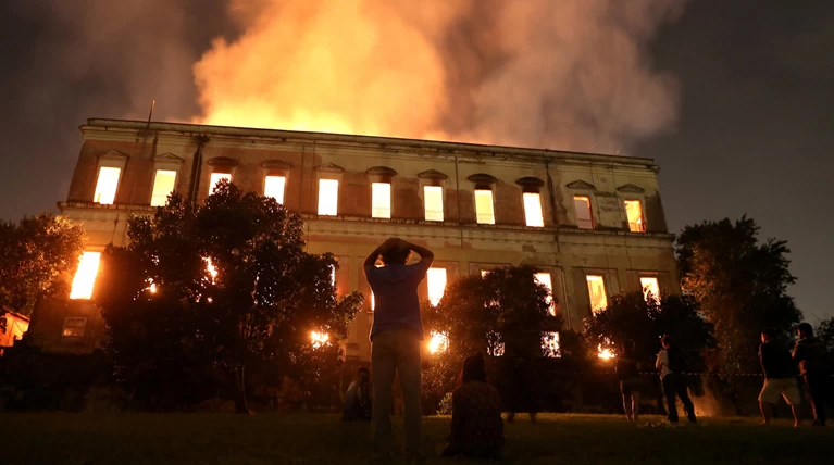 Θρήνος & οργή μετά την ανυπολόγιστη καταστροφή στο Εθνικό Μουσείο του Ρίο