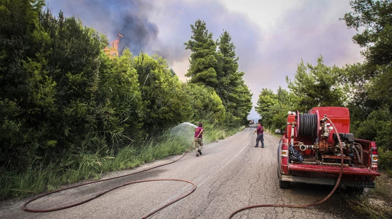 Μαίνεται η φωτιά σε ορεινή δασική περιοχή στα Γρεβενά