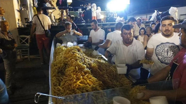 Ρεκόρ Γκίνες στη Νάξο: Σέρβιραν 625 κιλά τηγανητής πατάτας