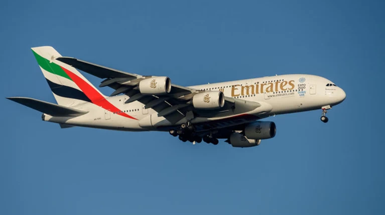 Αεροπλάνο της Emirates σε καραντίνα στη Νέα Υόρκη με επιβάτες που ασθένησαν