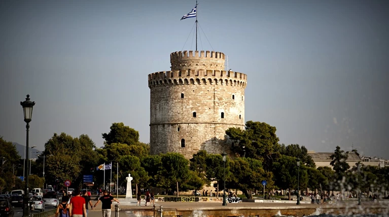 Πήγαν να πετάξουν φέιγ βολάν από τον Λευκό Πύργο-5 προσαγωγές