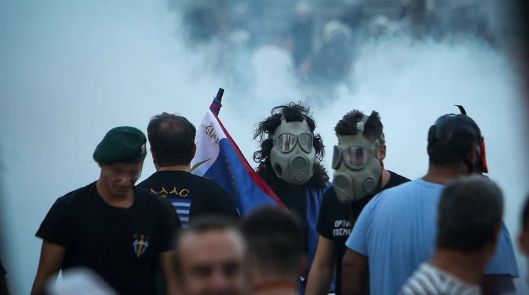 Συνεχίζονται τα επεισόδια στη Θεσσαλονίκη - Πετροπόλεμος στον Λευκό Πύργο