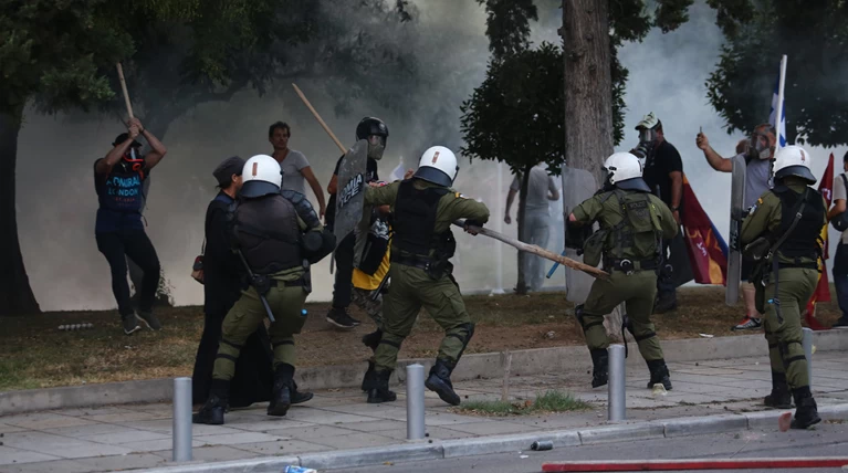 Θεσσαλονίκη: Ερευνα για τις καταγγελίες περί οπλισμένου διαδηλωτή