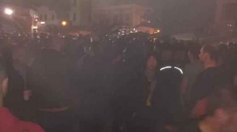 Συμπλοκή νεαρών στη Μυτιλήνη - Ζωγράφιζαν την ελληνική σημαία