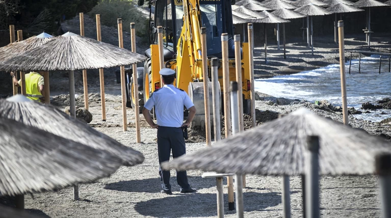 Κατεδαφίζουν αυθαίρετες εγκαταστάσεις ξενοδοχείου στην Ανάβυσσο (φωτό)