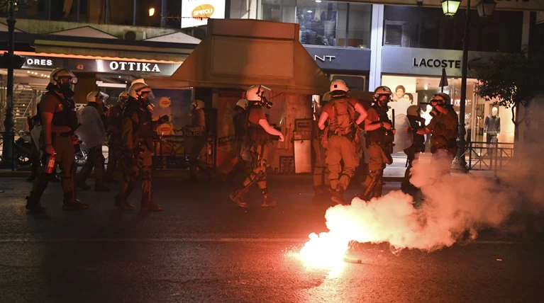Πεδίο μάχης οι πορείες για τον Φύσσα-Τραυματίστηκε 19χρονη (φωτό & βίντεο)