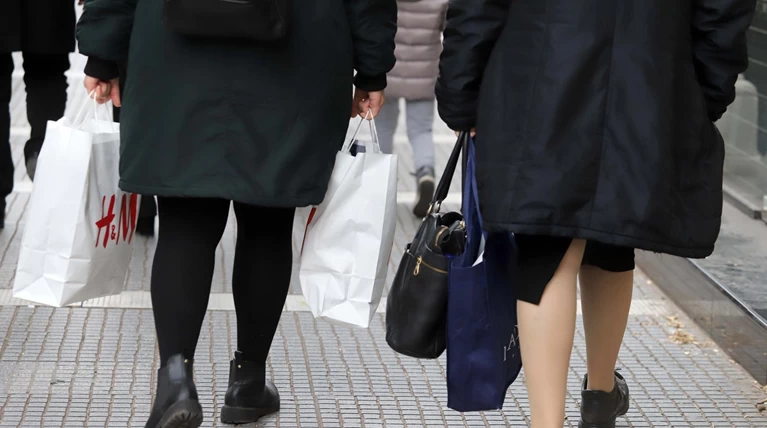 Διάλεγαν ηλικιωμένους, τους απασχολούσαν και τους έκλεβαν