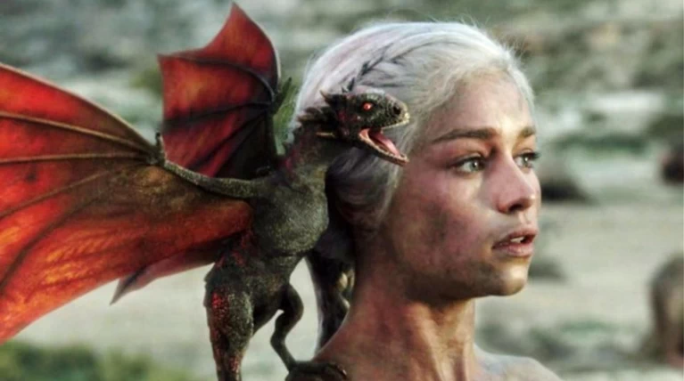 Η Εμίλια Κλαρκ έκανε τατουάζ με θέμα το "Game of Thrones"