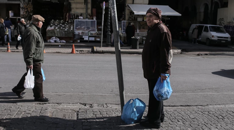 Επτά στους 10  Έλληνες προσπαθούν να κόψουν τα έξοδα του νοικοκυριού τους