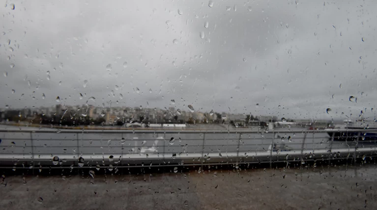 Η πρώτη καταιγίδα του φθινοπώρου - Θυελλώδεις άνεμοι και πτώση θερμοκρασίας