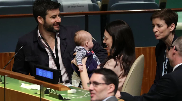 To "πρώτο μωρό" της Νέας Ζηλανδίας με την μαμά του στον ΟΗΕ [Εικόνες]