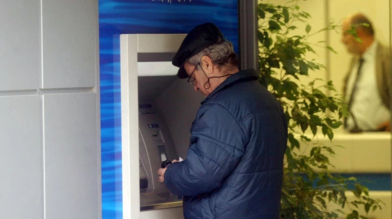 Τέλος τα capital controls στις αναλήψεις μετρητών στην Ελλάδα