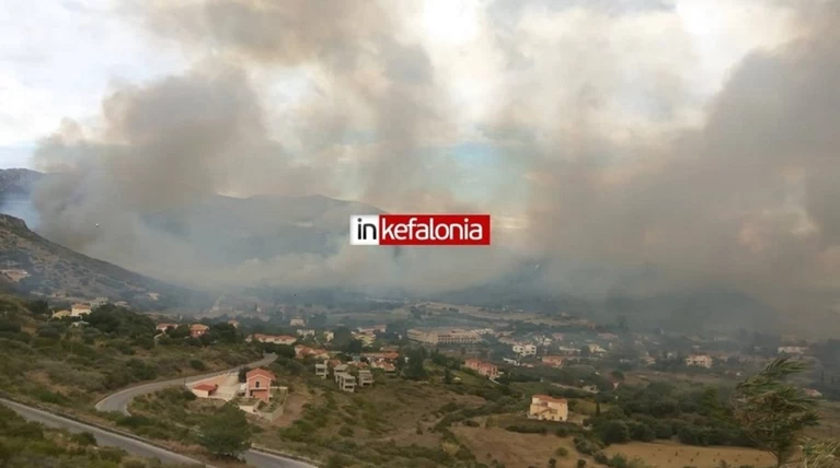 Κεφαλονιά: Ανεξέλεγκτη η φωτιά στο Άνω Κατελειό εκκενώθηκε ο οικισμός-Video