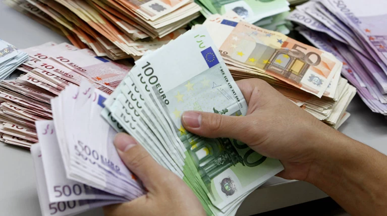 Επιχείρηση «φρέσκο χρήμα» με αναδρομικά και έκτακτο μέρισμα
