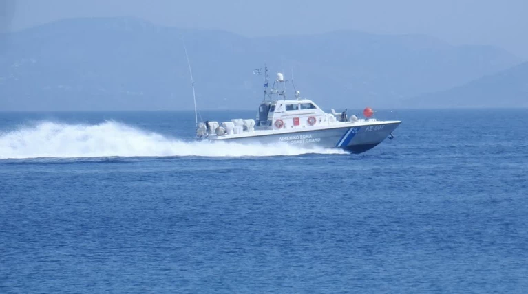 Στο λιμάνι του Γυθείου ρυμουλκήθηκε το πλοίο μετά την φωτιά