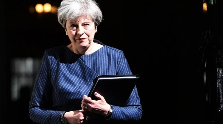 Telegraph: Η συμφωνία με την ΕΕ προσβάλλει σχεδόν τους πάντες