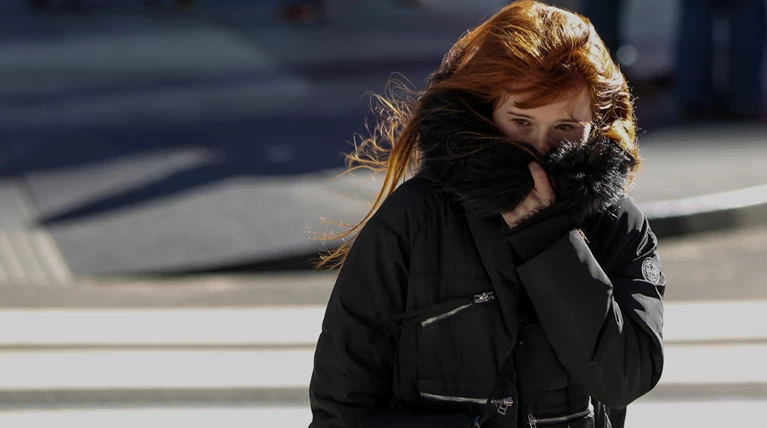 Συννεφιά με βροχές και τσουχτερό κρύο