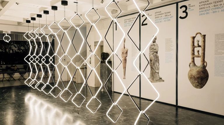 Το Μουσείο Κυκλαδικής Τέχνης γεμίζει φως από ένα έργο design