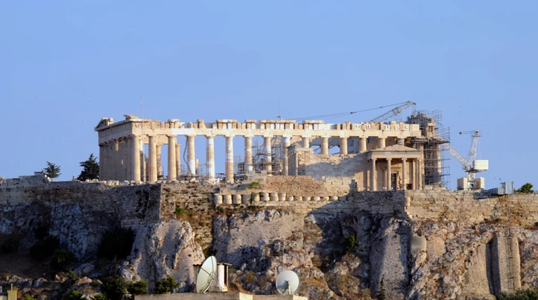 Ποίηση on the road κάτω από την Ακρόπολη από το Δημοτικό Θέατρο Πειραιά