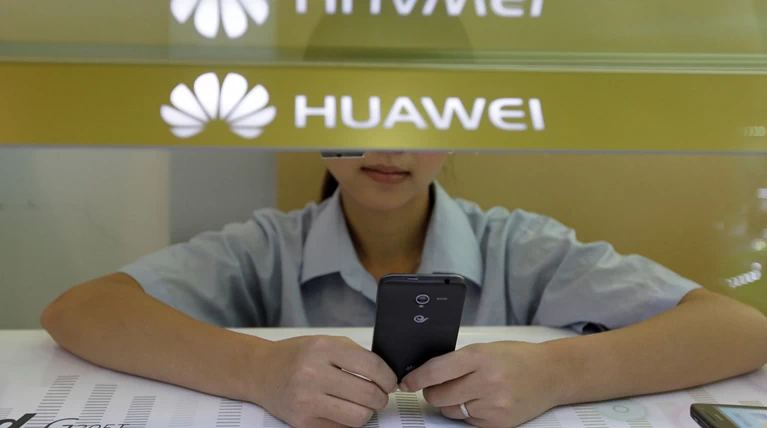 Υπάλληλοι της Huawei έστειλαν εταιρικές ευχές με ...iPhone!