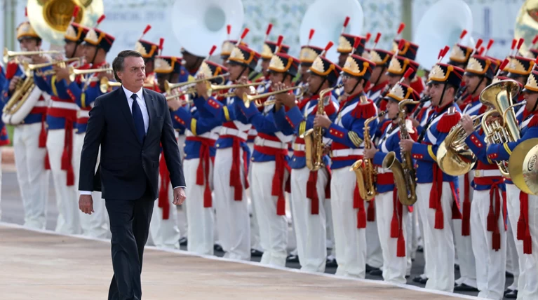 O Mπολσονάρου βγάζει τον στρατό στους δρόμους της Βραζιλίας