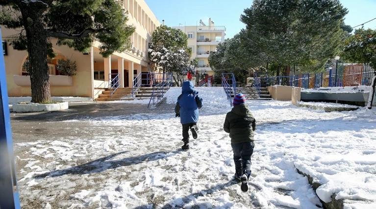 Νέα ενημέρωση: Κλειστά σχολεία στην Αττική και αλλαγές ωραρίου την Τετάρτη