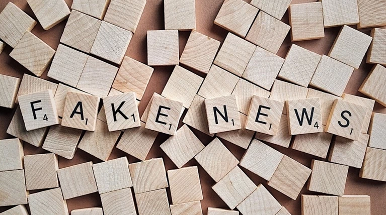 DW: Είναι ικανό το fact cheking να νικήσει τα fake news;