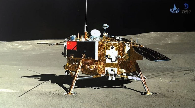 Chang’e-4 και το ρόβερ της Yutu 2 αλληλοφωτογραφήθηκαν στη Σελήνη