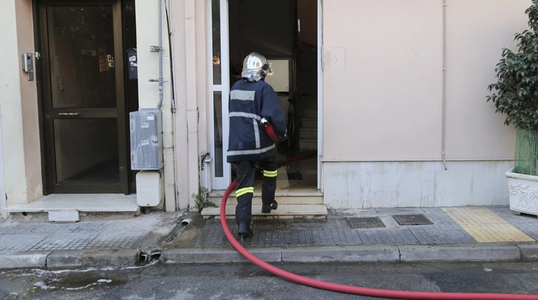 Νεκρός άνδρας σε πυρκαγιά σε διαμέρισμα στη Νίκαια