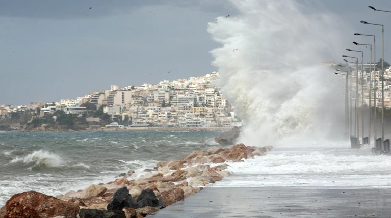 Δεμένα τα πλοία σε Πειραιά και Ραφήνα- 10 μποφόρ στο Αιγαίο