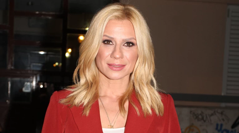 Κατερίνα Καραβάτου: Σπάνια έξοδος σε θεατρική πρεμιέρα μαζί με τη μαμά της