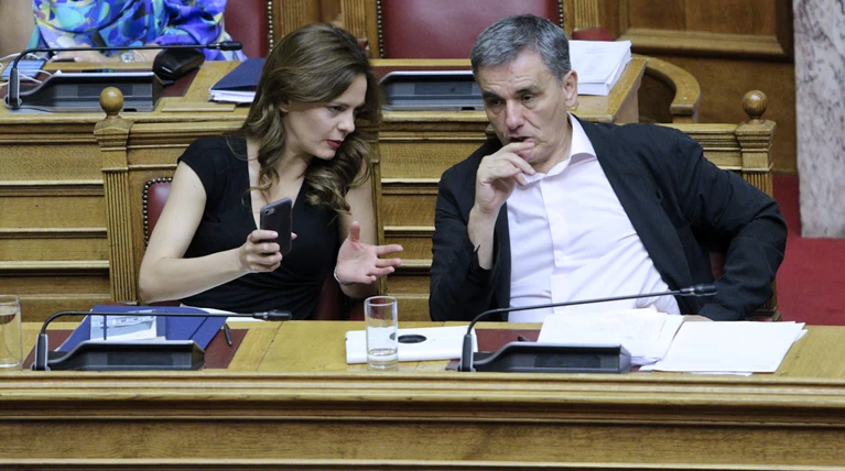 To πολιτικό παζάρι με τους θεσμούς για τις ρυθμίσεις χρεών