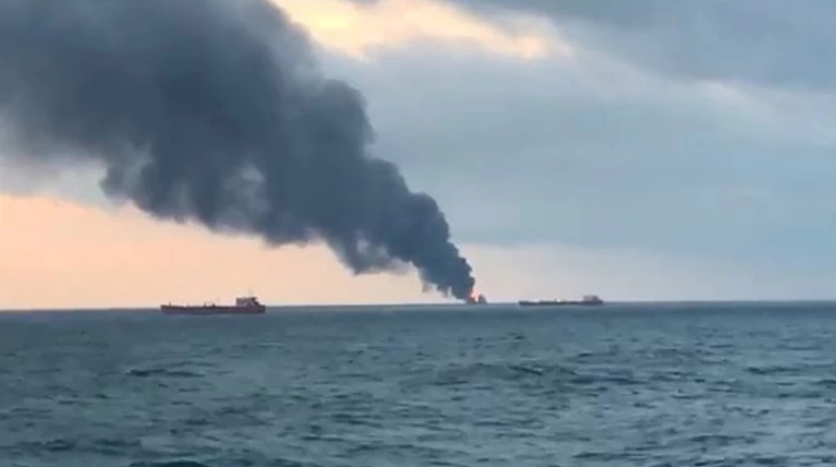 Φωτιά σε πλοία στα στενά του Κερτς στην Κριμαία - Βίντεο