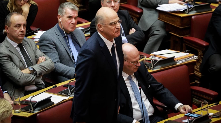 Βίντεο: Η σπάνια στιγμή που ΣΥΡΙΖΑ και ΝΔ χειροκροτούν αλλήλους στη Βουλή