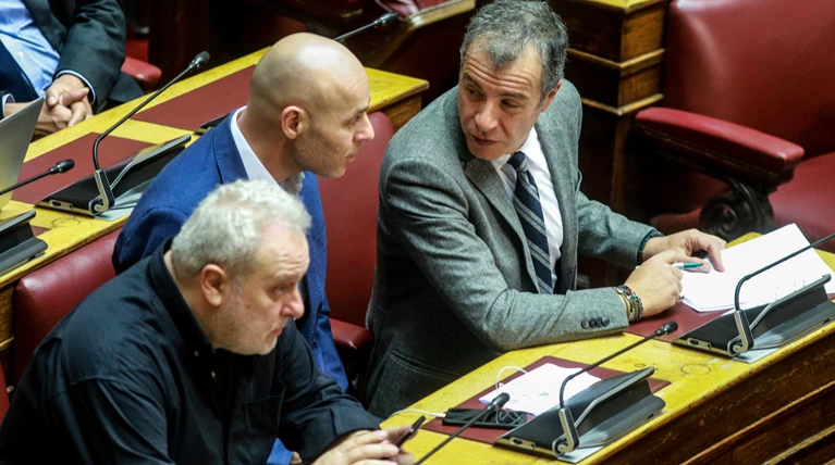 Επεισόδιο Θεοδωράκη - Ψαριανού στο περιστύλιο της Βουλής