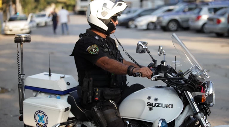 Έληξε το περιστατικό με τον ταμπουρωμένο άνδρα στα Εξάρχεια