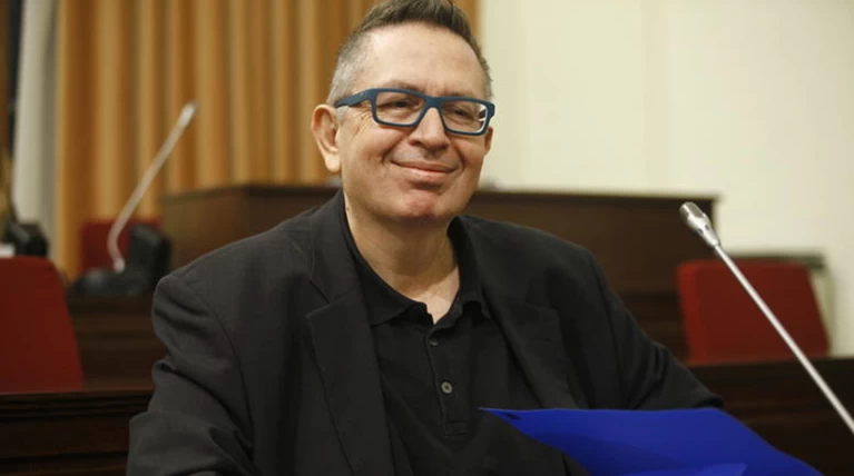 Πλήθος κόσμου στο τελευταίο αντίο στον Θέμο Αναστασιάδη