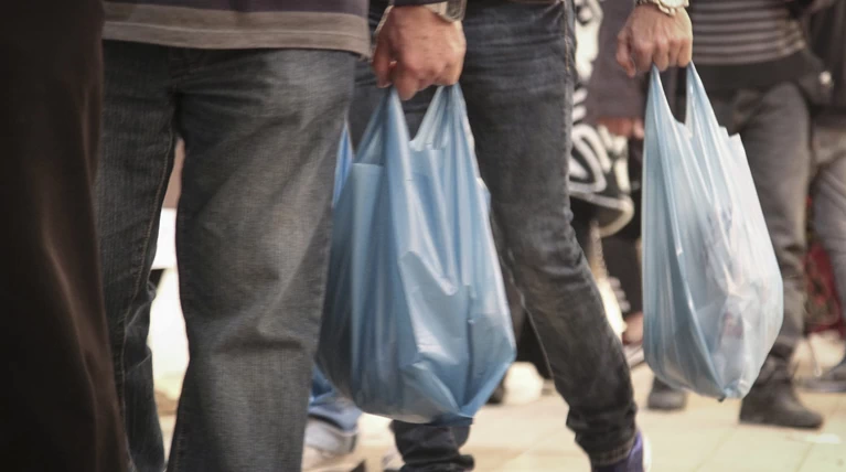 Μειώθηκε κατά 80% το 2018 η χρήση πλαστικής σακούλας στα σούπερ μάρκετ